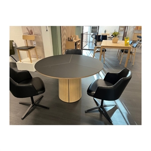 OUTLET - Skovby SM33 spisebord m/ indbygget plade - Sort nano laminat & Eg hvidolie - Mål: Ø123-149 cm.